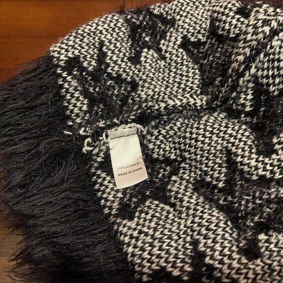 ⭐4 FOR $20⭐ Young Girl's Black/White Star Acrylic Beanie Hat - NWT - Picture 3 of 3